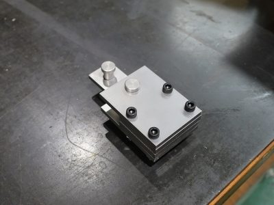 リープ試験用つかみ治具